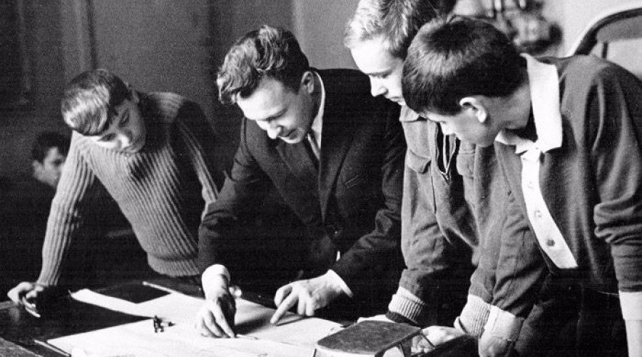 Машина, сконструированная в автоконструкторской лаборатории, проходила испытание на целине